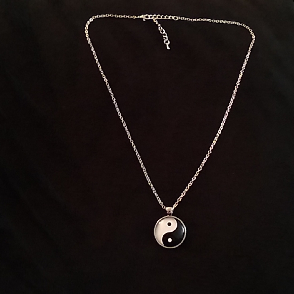 NEW- Necklace - Yin-Yang - Picture 2 of 5
